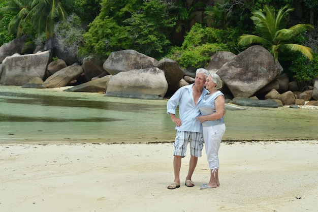 Un couple de personnes âgées se repose dans un complexe tropical