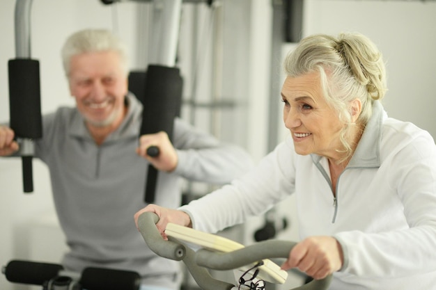 Couple de personnes âgées souriant actif faisant de l'exercice