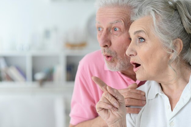 Couple de personnes âgées surpris