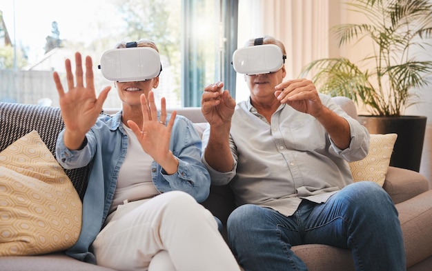 Couple de personnes âgées et technologie vr pour le plaisir de la retraite métaverse et la simulation futuriste à la maison Les personnes mariées profitent de l'expérience des lunettes de réalité virtuelle 3d pour le divertissement de loisirs sur le canapé