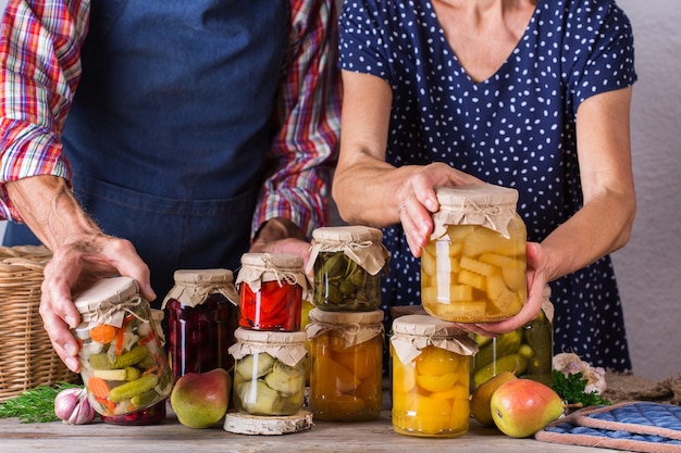 Couple de personnes âgées tenant dans les mains des aliments conservés