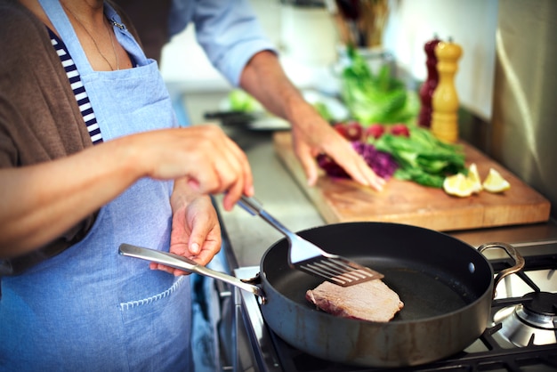 Photo couple de personnes âgées en train de cuisiner