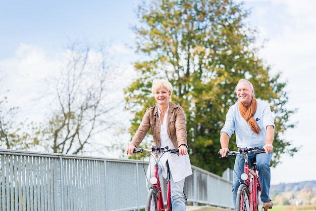 Couple de personnes âgées avec des vélos sur le pont