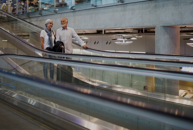 Couple de personnes âgées voyageant à l&#39;aéroport