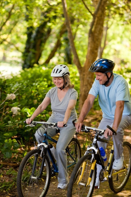 Couple de personnes âgées VTT à l&#39;extérieur