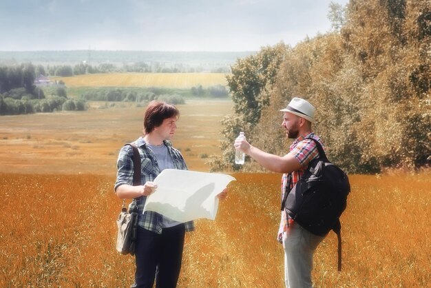 Couple de personnes avec carte dans le champ d'automne