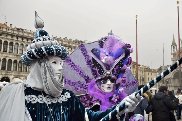 Couple de personnes déguisées pour le Carnaval de Venise