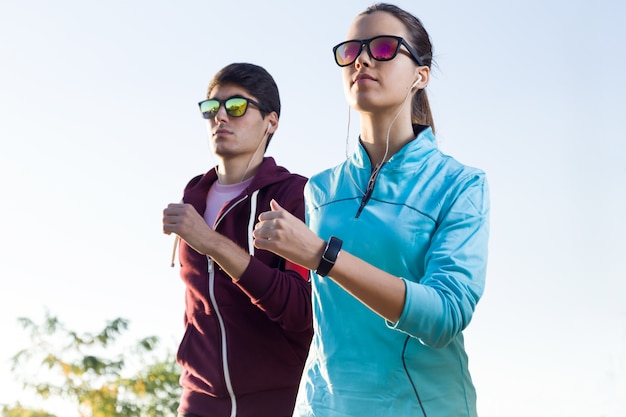 Un couple de personnes qui font du jogging