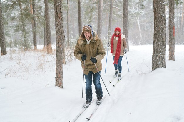 Couple Sur Piste De Ski