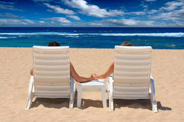 Couple, plage, chaises, tenue, mains, océan