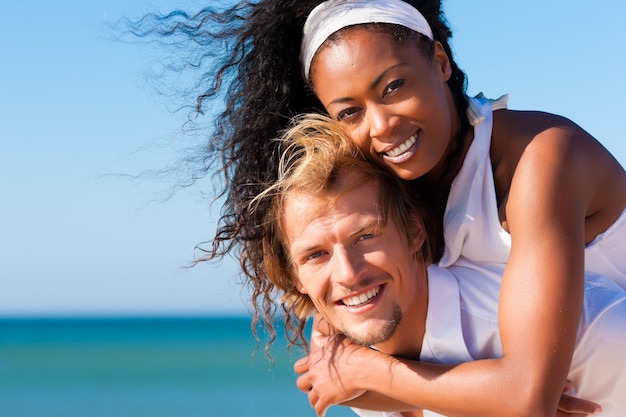 Couple sur une plage ensoleillée en été