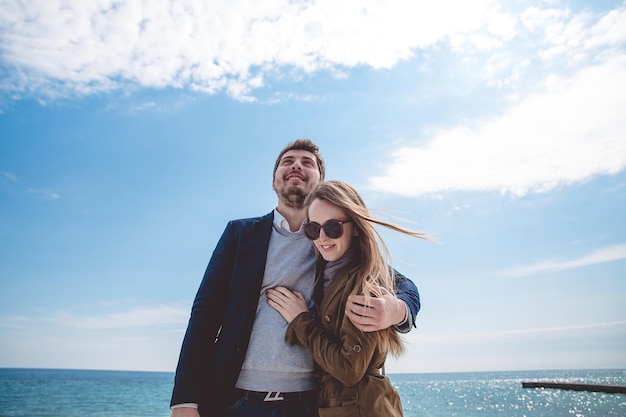 Couple sur la plage près de la mer