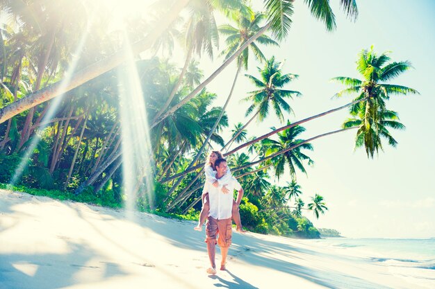 Couple sur une plage tropicale aux Samoa