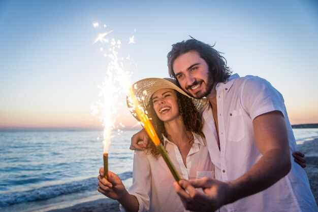 Couple sur une plage tropicale