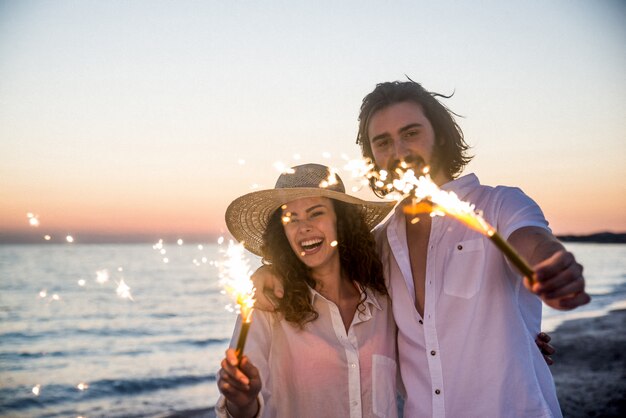 Couple sur une plage tropicale