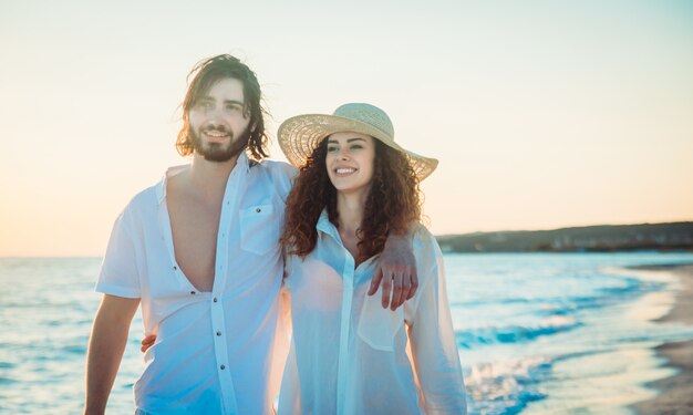 Couple sur une plage tropicale