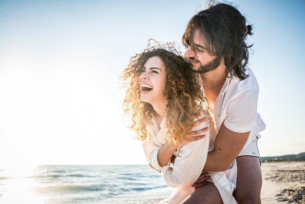 Couple sur une plage tropicale