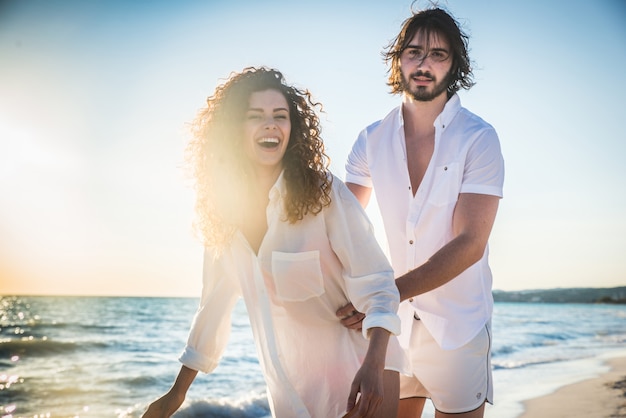 Couple sur une plage tropicale