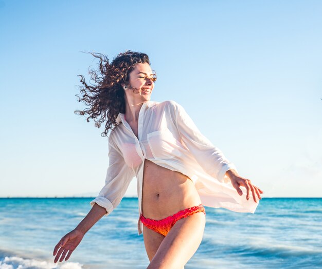 Couple sur une plage tropicale