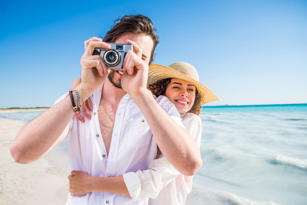 Couple sur une plage tropicale