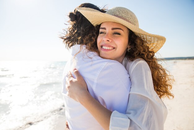 Couple sur une plage tropicale