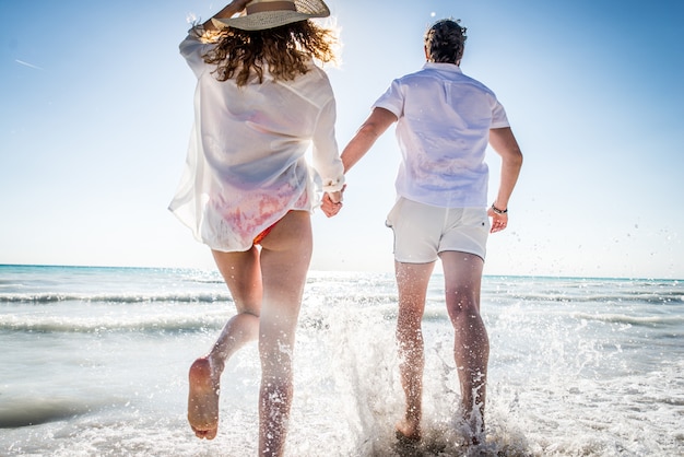 Couple sur une plage tropicale