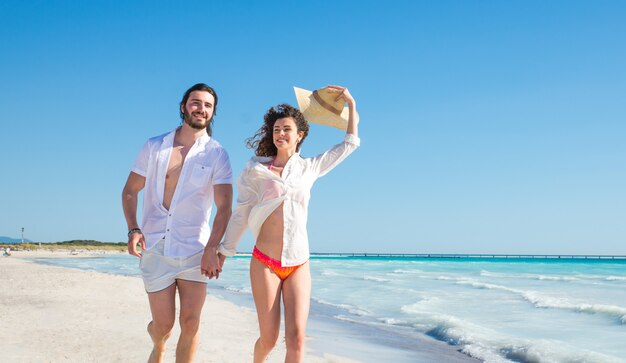 Couple sur une plage tropicale