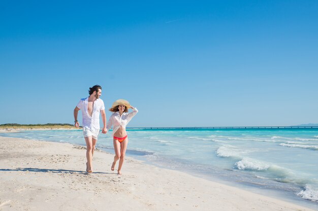 Couple sur une plage tropicale