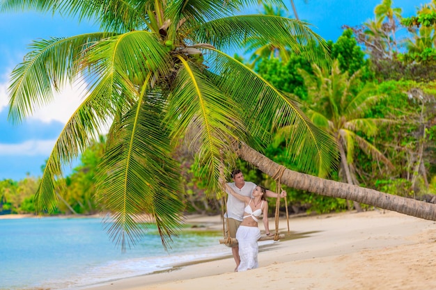 Couple sur une plage tropicale