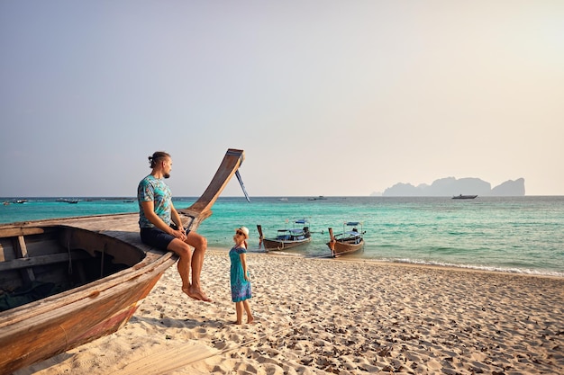 Couple sur la plage tropicale