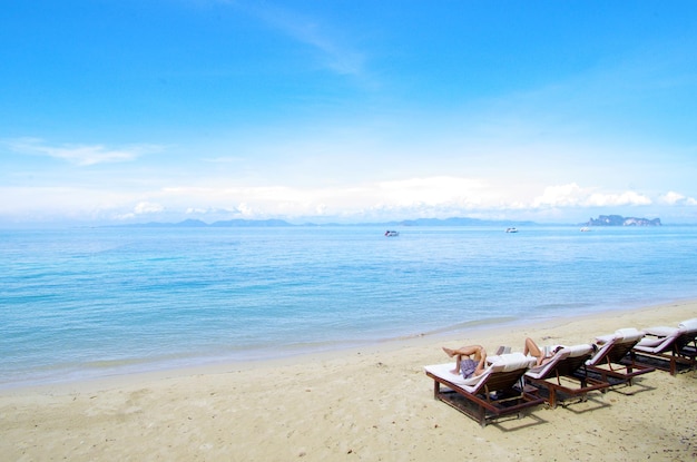 Couple sur une plage tropicale