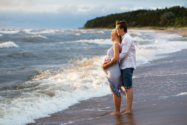 Un couple sur la plage.
