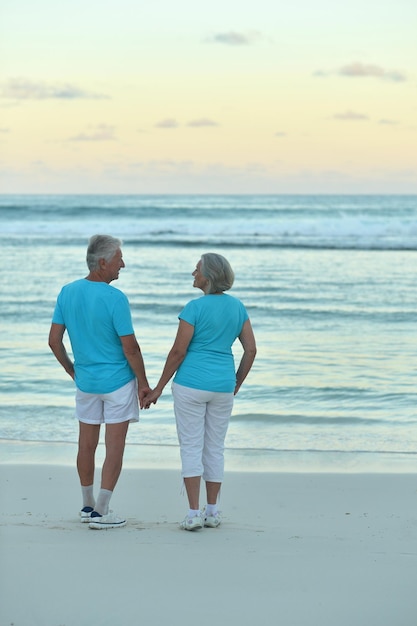 Un couple sur la plage.