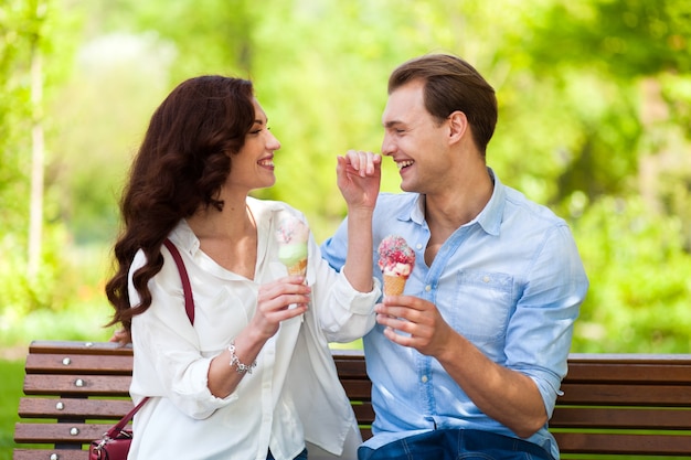 Couple plaisantant et s&#39;amusant en mangeant une glace