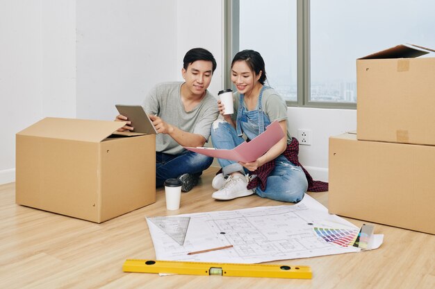 Couple planifiant la rénovation d'un appartement