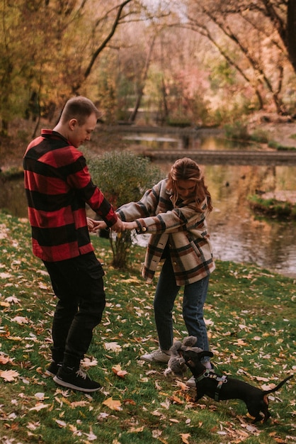 Couple playng avec chien dans le parc