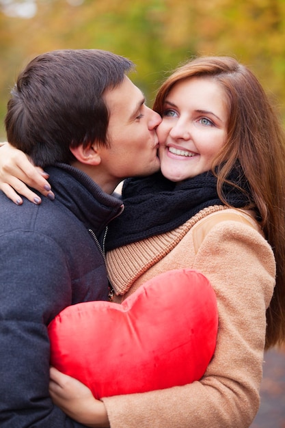 Couple en plein air dans le parc