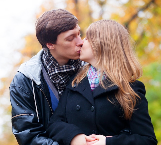 Couple en plein air dans le parc