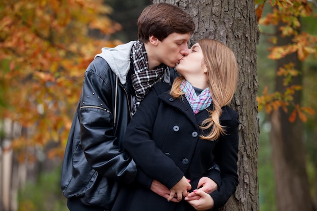 Couple en plein air dans le parc