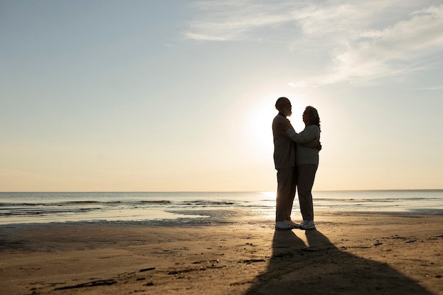 Couple plein coup au bord de la mer