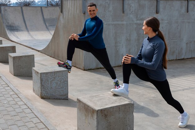 Photo couple plein coup faisant des exercices d'entraînement