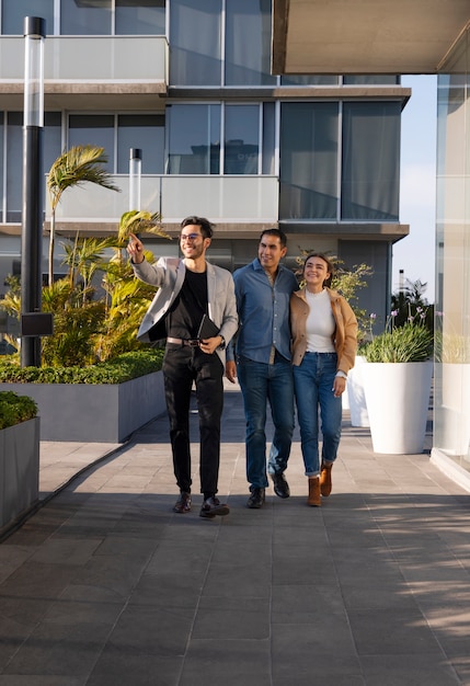 Couple plein coup parlant à un agent immobilier