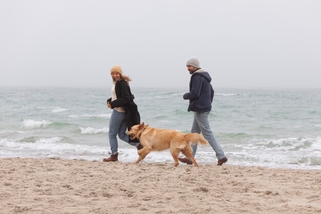 Photo couple plein coup passant du temps au bord de la mer