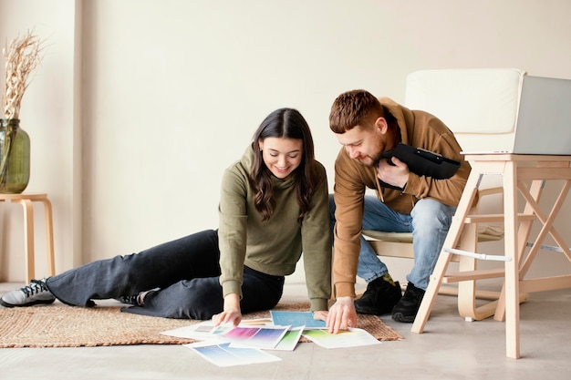 Photo couple plein coup en regardant les couleurs