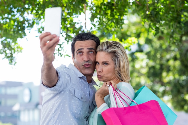 Couple plissant tout en prenant selfie