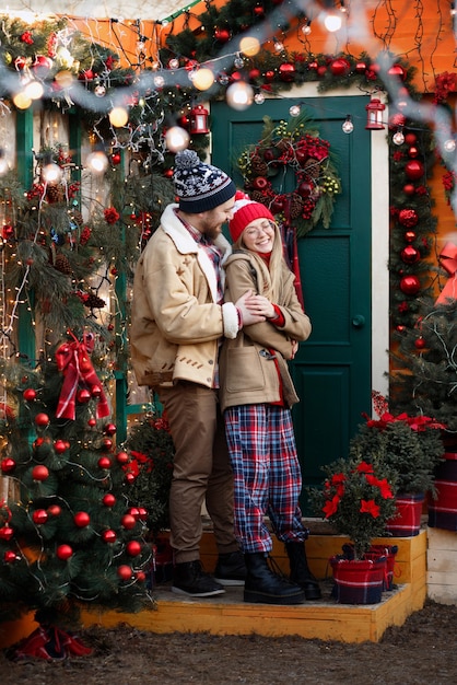 Couple sur le porche de la nouvelle année