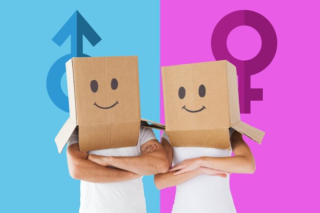 Photo couple portant des boîtes de visage souriant sur la tête contre le symbole de sexe féminin