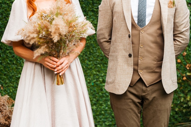 couple portant leurs vêtements de mariage