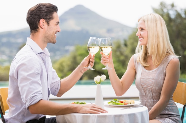Couple portant un toast au vin blanc