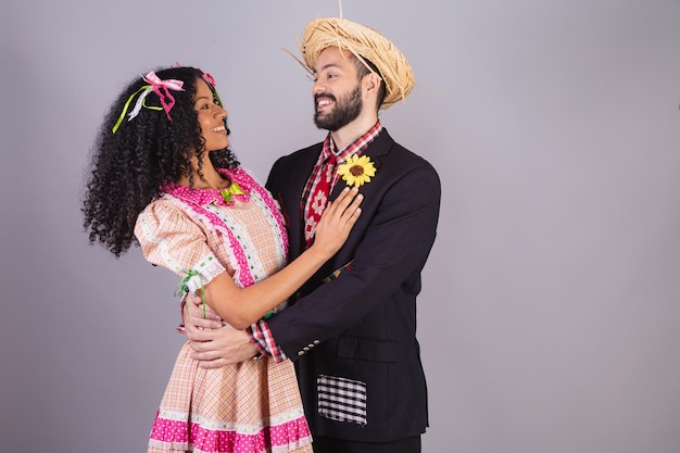 Couple portant des vêtements typiques de Festa Junina Arraial Festa de Sao Joao embrassé